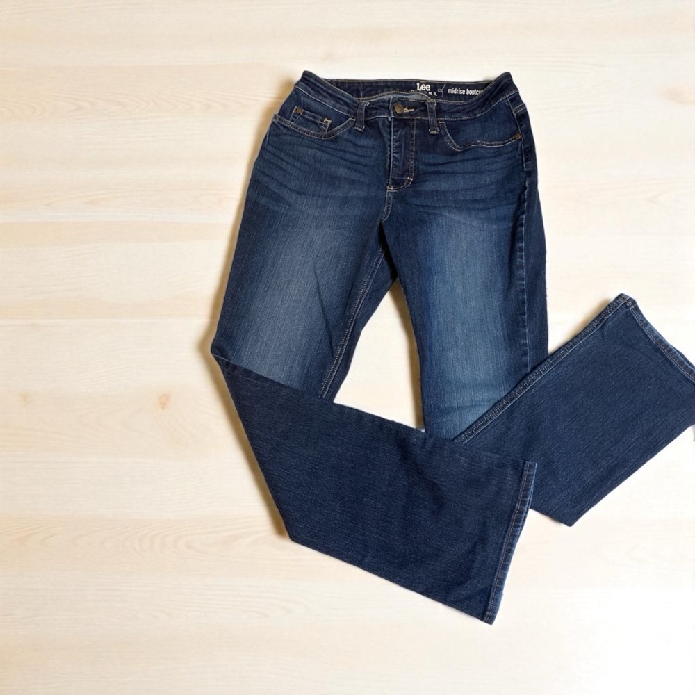Lee Women's Indigo Boot Cut Jeans size 8  mid rise 30 inch inseam